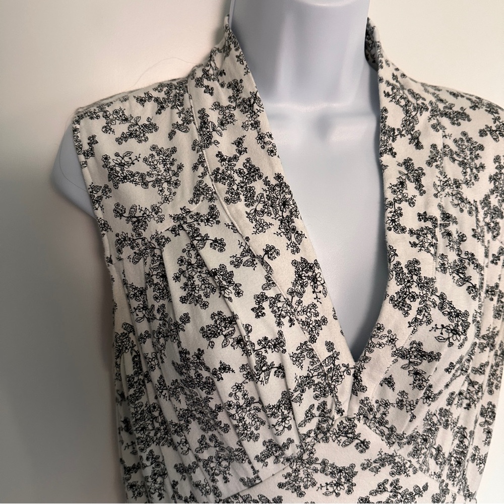 Black and White Sleeveless Dress - Picture 2 of 7